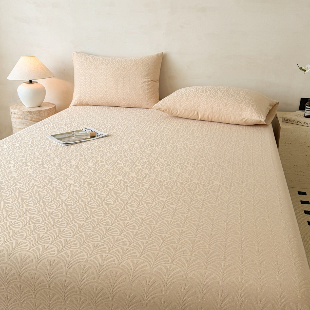 91家纺网 家纺一手货源 找家纺 眠博士 2026新款60S水洗立体提花床笠-场景二 床笠-杏影-卡其