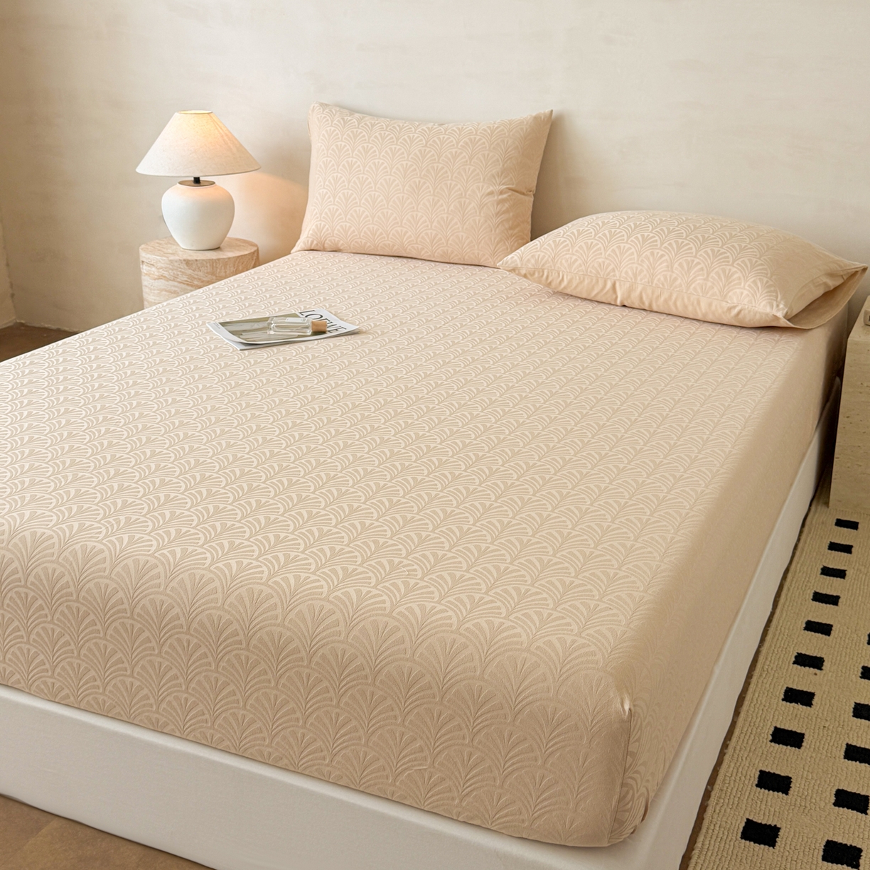 91家纺网 家纺一手货源 找家纺 眠博士 2026新款60S水洗立体提花床笠-场景二 床笠-杏影-卡其