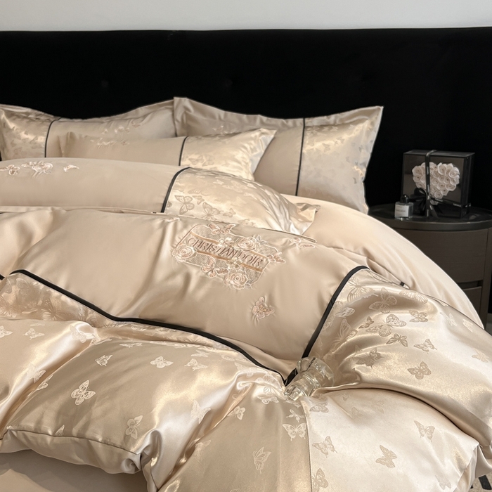 91家纺网 家纺一手货源 找家纺 （总）金牛座家纺 2026新款金牛座细斜纹贡缎亮丝提花大拼角刺绣床盖四件套-缇娜系列