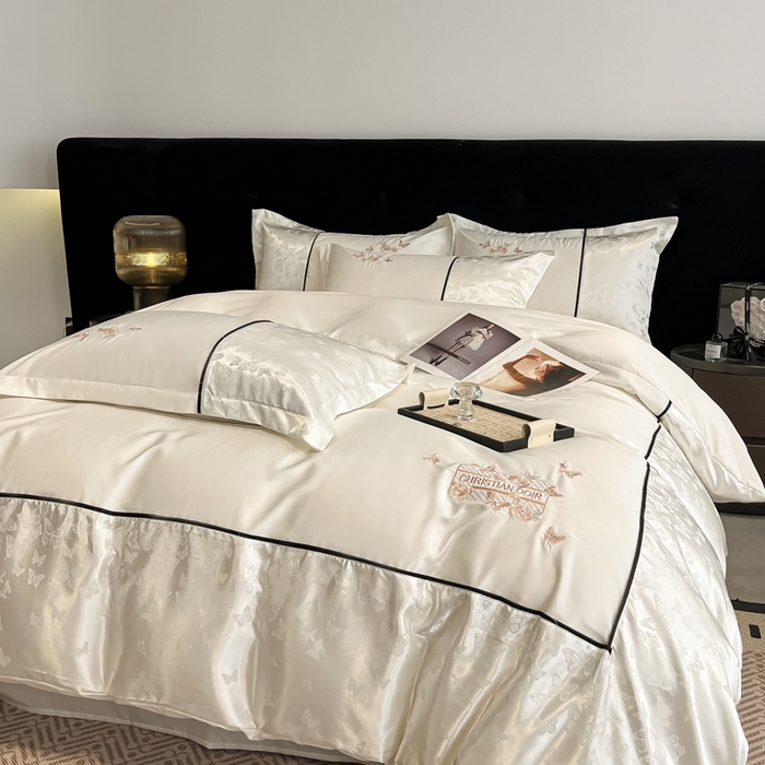 91家纺网 家纺一手货源 找家纺 金牛座家纺 2026新款金牛座细斜纹贡缎亮丝提花大拼角刺绣床盖四件套-缇娜系列 缇娜-奶白