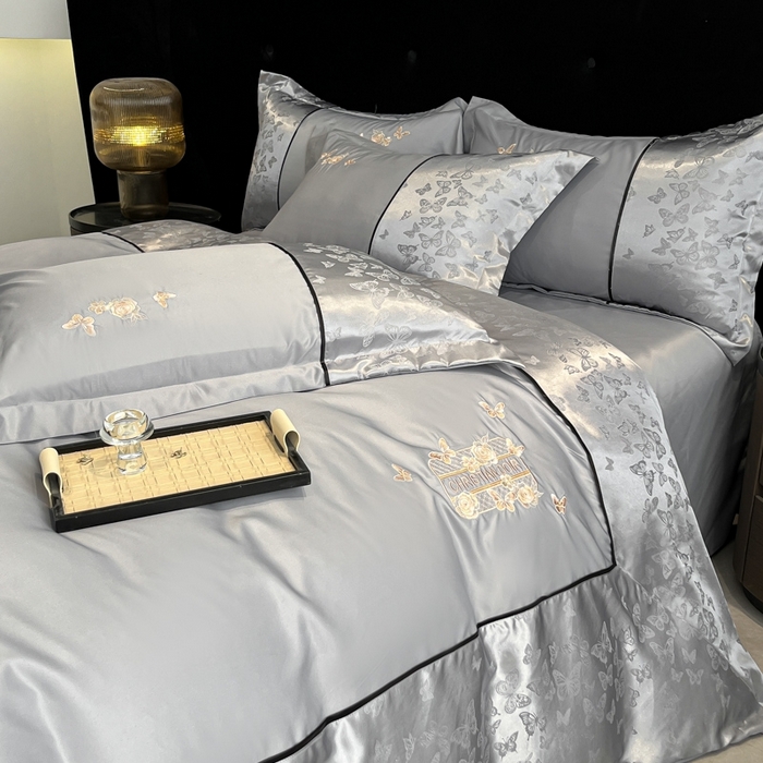 91家纺网 家纺一手货源 找家纺 金牛座家纺 2026新款金牛座细斜纹贡缎亮丝提花大拼角刺绣床盖四件套-缇娜系列 缇娜-灰