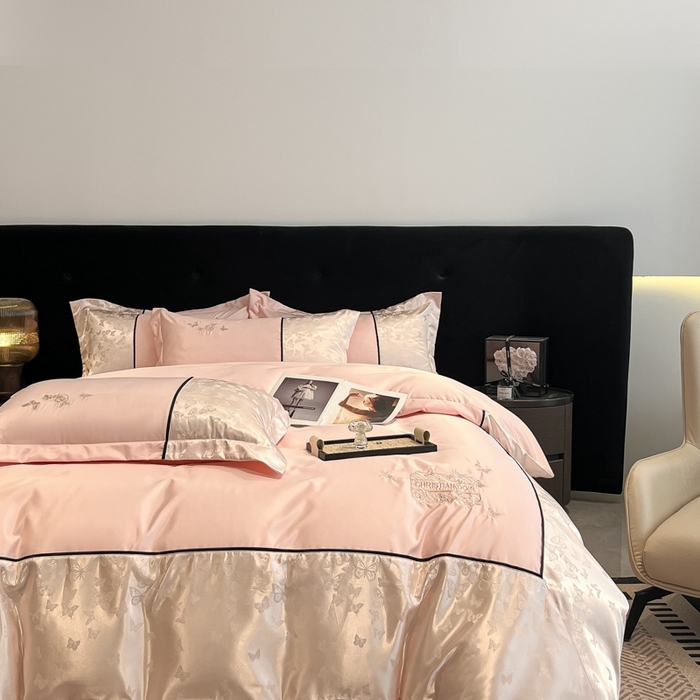 91家纺网 家纺一手货源 找家纺 金牛座家纺 2026新款金牛座细斜纹贡缎亮丝提花大拼角刺绣床盖四件套-缇娜系列 缇娜-浅粉