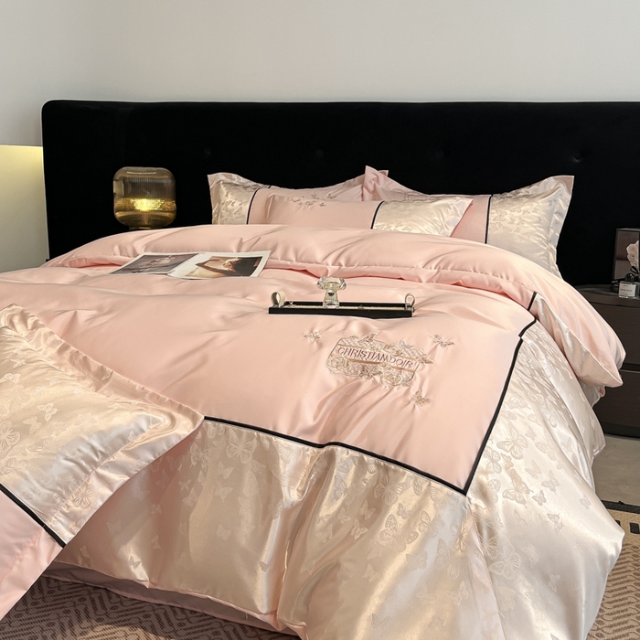 91家纺网 家纺一手货源 找家纺 金牛座家纺 2026新款金牛座细斜纹贡缎亮丝提花大拼角刺绣床盖四件套-缇娜系列 缇娜-浅粉