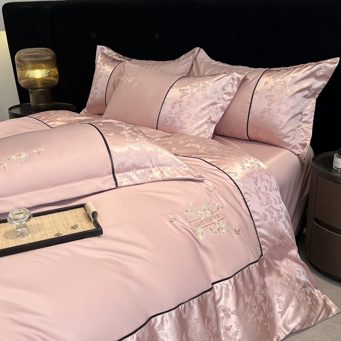 91家纺网 家纺一手货源 找家纺 金牛座家纺 2026新款金牛座细斜纹贡缎亮丝提花大拼角刺绣床盖四件套-缇娜系列 缇娜-浅豆沙