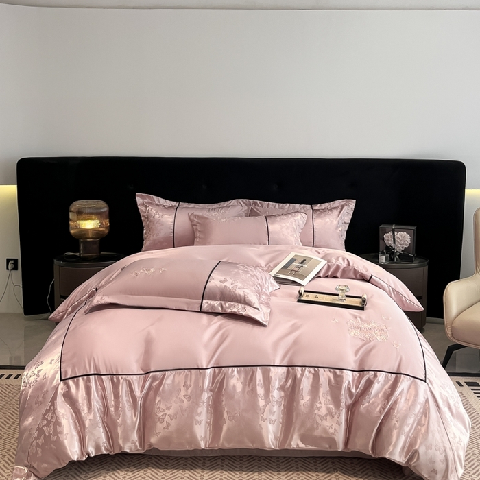 91家纺网 家纺一手货源 找家纺 金牛座家纺 2026新款金牛座细斜纹贡缎亮丝提花大拼角刺绣床盖四件套-缇娜系列 缇娜-浅豆沙