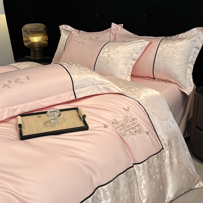 91家纺网 家纺一手货源 找家纺 金牛座家纺 2026新款金牛座细斜纹贡缎亮丝提花大拼角刺绣床盖四件套-缇娜系列 缇娜-浅粉
