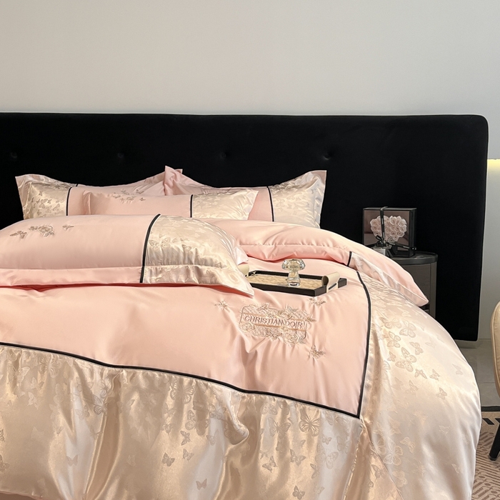 91家纺网 家纺一手货源 找家纺 金牛座家纺 2026新款金牛座细斜纹贡缎亮丝提花大拼角刺绣床盖四件套-缇娜系列 缇娜-浅粉