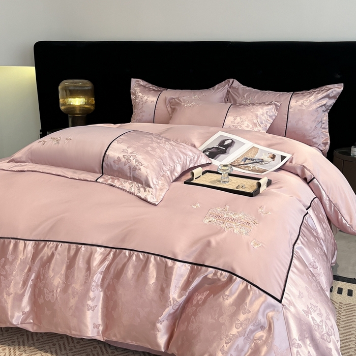 91家纺网 家纺一手货源 找家纺 金牛座家纺 2026新款金牛座细斜纹贡缎亮丝提花大拼角刺绣床盖四件套-缇娜系列 缇娜-浅豆沙