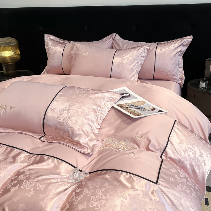 91家纺网 家纺一手货源 找家纺 金牛座家纺 2026新款金牛座细斜纹贡缎亮丝提花大拼角刺绣床盖四件套-缇娜系列 缇娜-浅豆沙