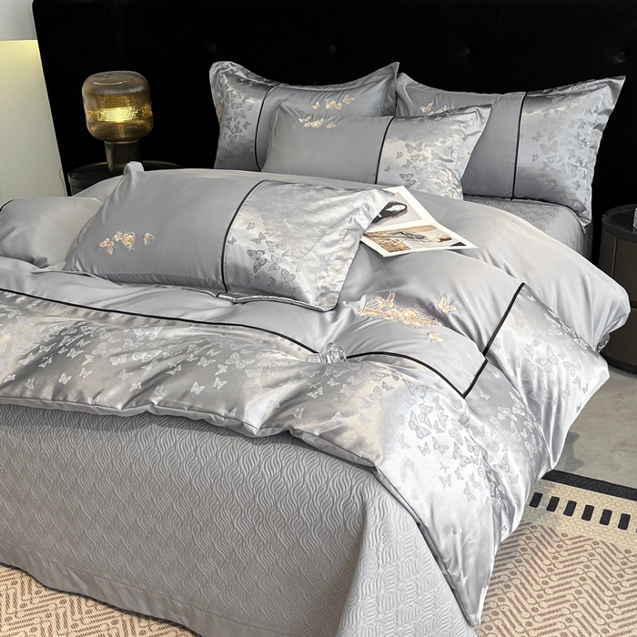91家纺网 家纺一手货源 找家纺 金牛座家纺 2026新款金牛座细斜纹贡缎亮丝提花大拼角刺绣床盖四件套-缇娜系列 缇娜-灰
