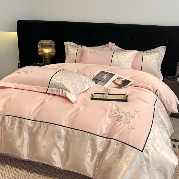 91家纺网 家纺一手货源 找家纺 金牛座家纺 2026新款金牛座细斜纹贡缎亮丝提花大拼角刺绣床盖四件套-缇娜系列 缇娜-浅粉
