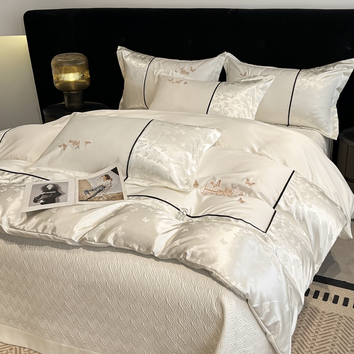 91家纺网 家纺一手货源 找家纺 金牛座家纺 2026新款金牛座细斜纹贡缎亮丝提花大拼角刺绣床盖四件套-缇娜系列 缇娜-奶白