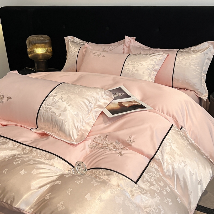91家纺网 家纺一手货源 找家纺 金牛座家纺 2026新款金牛座细斜纹贡缎亮丝提花大拼角刺绣床盖四件套-缇娜系列 缇娜-浅粉