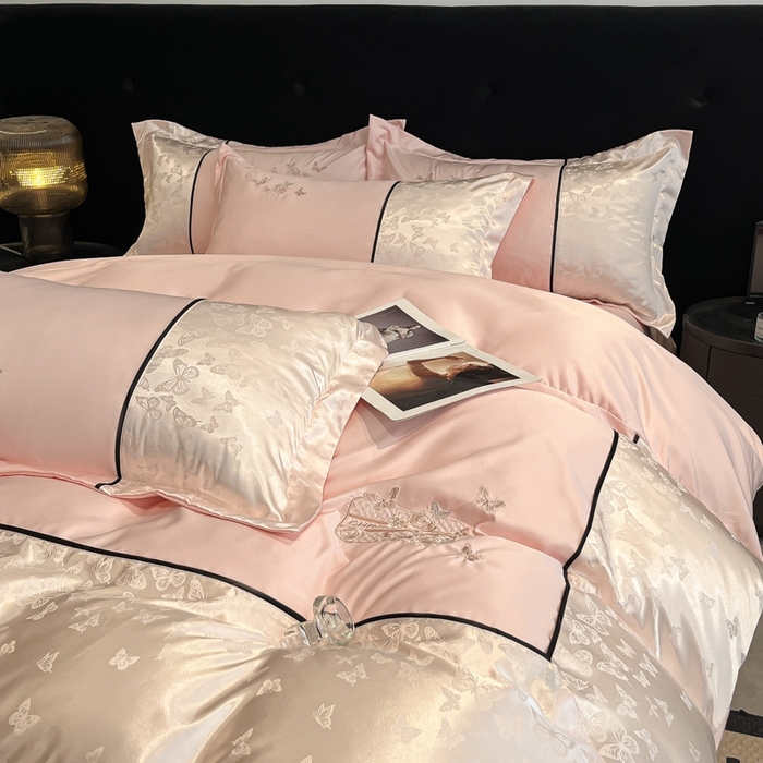 91家纺网 家纺一手货源 找家纺 金牛座家纺 2026新款金牛座细斜纹贡缎亮丝提花大拼角刺绣床盖四件套-缇娜系列 缇娜-浅粉