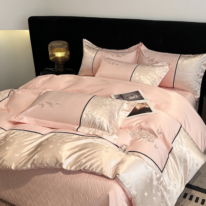 91家纺网 家纺一手货源 找家纺 金牛座家纺 2026新款金牛座细斜纹贡缎亮丝提花大拼角刺绣床盖四件套-缇娜系列 缇娜-浅粉