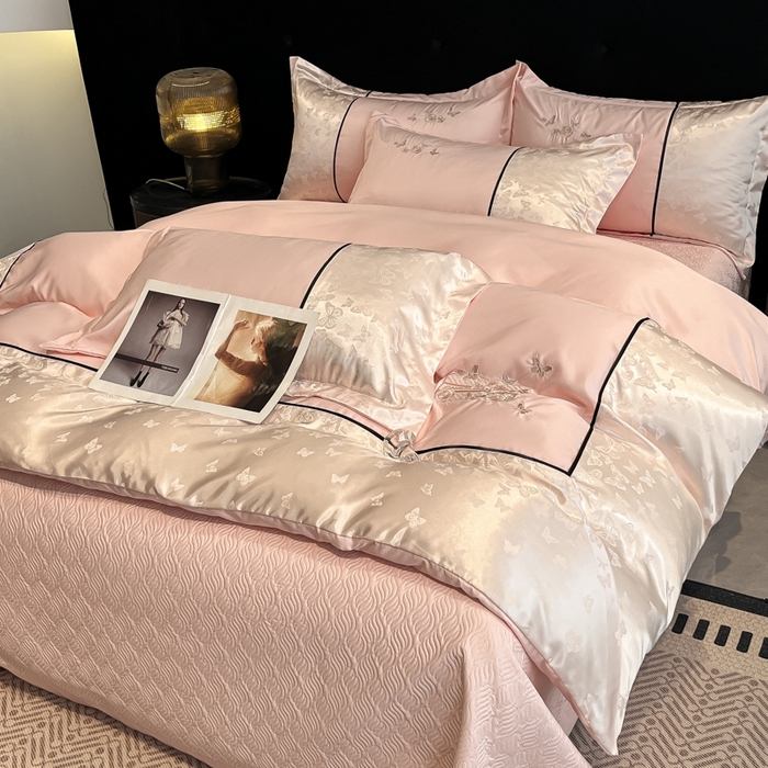 91家纺网 家纺一手货源 找家纺 金牛座家纺 2026新款金牛座细斜纹贡缎亮丝提花大拼角刺绣床盖四件套-缇娜系列 缇娜-浅粉
