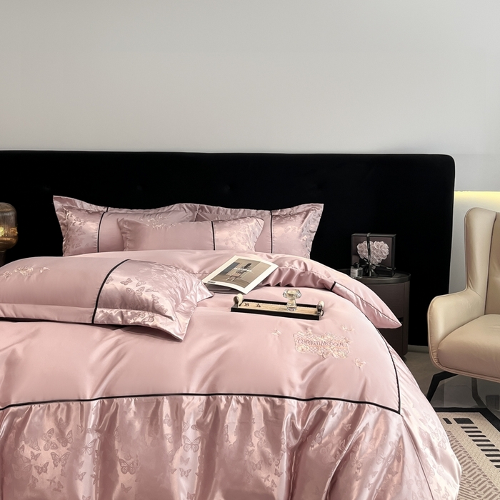 91家纺网 家纺一手货源 找家纺 金牛座家纺 2026新款金牛座细斜纹贡缎亮丝提花大拼角刺绣床盖四件套-缇娜系列 缇娜-浅豆沙