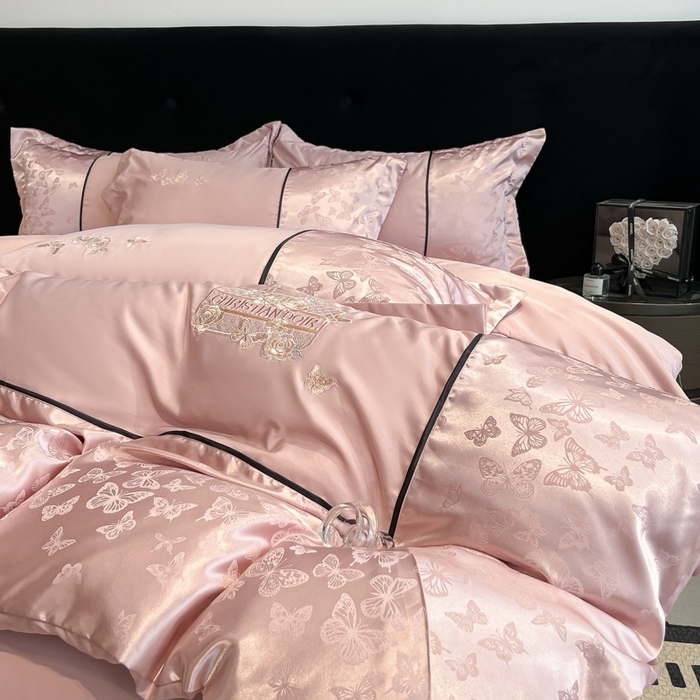 91家纺网 家纺一手货源 找家纺 金牛座家纺 2026新款金牛座细斜纹贡缎亮丝提花大拼角刺绣床盖四件套-缇娜系列 缇娜-浅豆沙