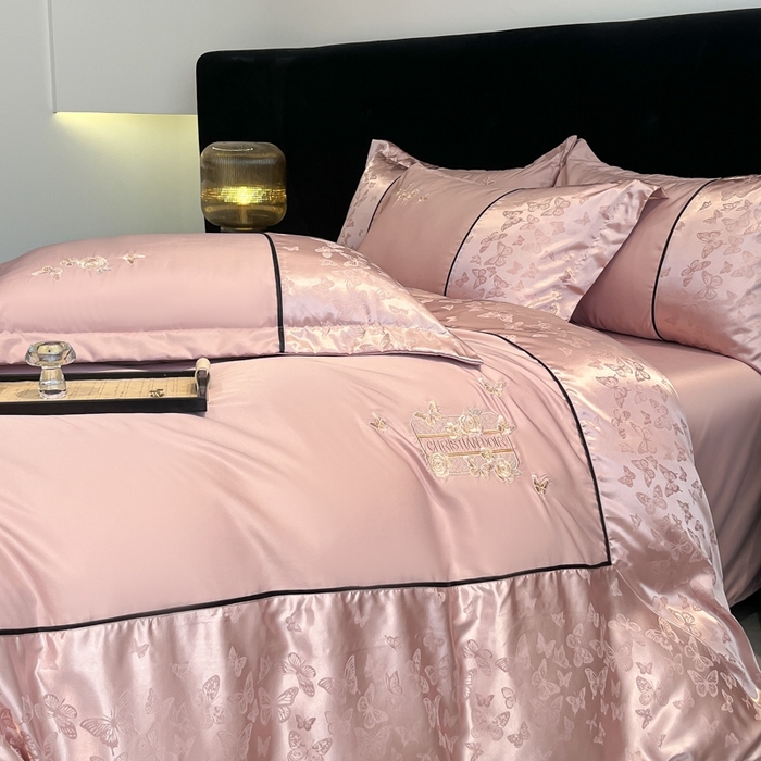 91家纺网 家纺一手货源 找家纺 金牛座家纺 2026新款金牛座细斜纹贡缎亮丝提花大拼角刺绣床盖四件套-缇娜系列 缇娜-浅豆沙