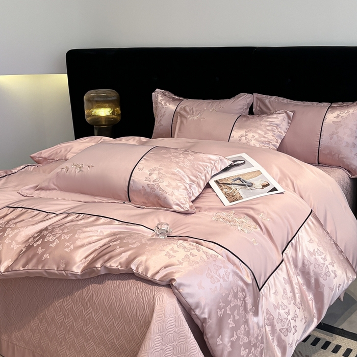 91家纺网 家纺一手货源 找家纺 金牛座家纺 2026新款金牛座细斜纹贡缎亮丝提花大拼角刺绣床盖四件套-缇娜系列 缇娜-浅豆沙