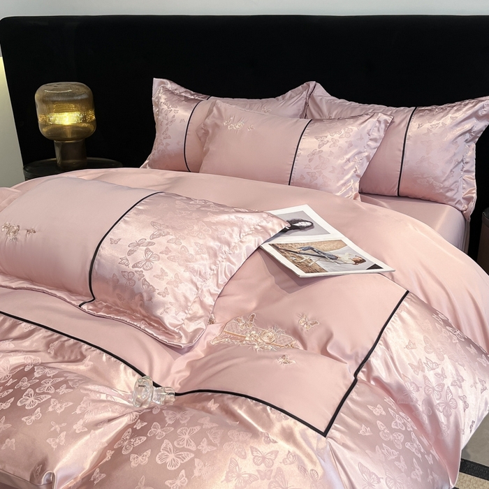 91家纺网 家纺一手货源 找家纺 金牛座家纺 2026新款金牛座细斜纹贡缎亮丝提花大拼角刺绣床盖四件套-缇娜系列 缇娜-浅豆沙