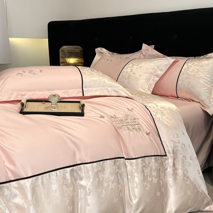 91家纺网 家纺一手货源 找家纺 金牛座家纺 2026新款金牛座细斜纹贡缎亮丝提花大拼角刺绣床盖四件套-缇娜系列 缇娜-浅粉