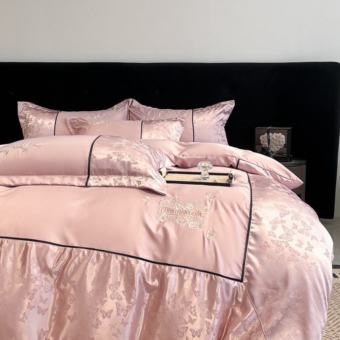 91家纺网 家纺一手货源 找家纺 金牛座家纺 2026新款金牛座细斜纹贡缎亮丝提花大拼角刺绣床盖四件套-缇娜系列 缇娜-浅豆沙