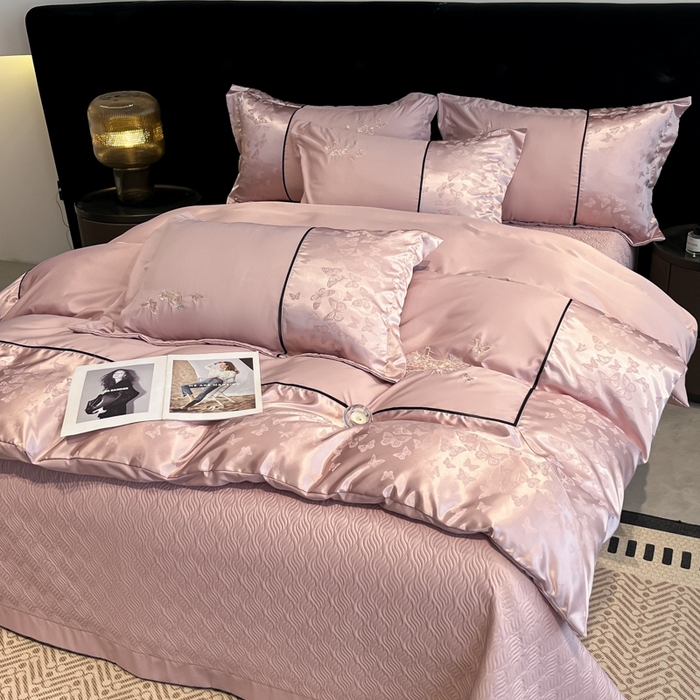 91家纺网 家纺一手货源 找家纺 金牛座家纺 2026新款金牛座细斜纹贡缎亮丝提花大拼角刺绣床盖四件套-缇娜系列 缇娜-浅豆沙