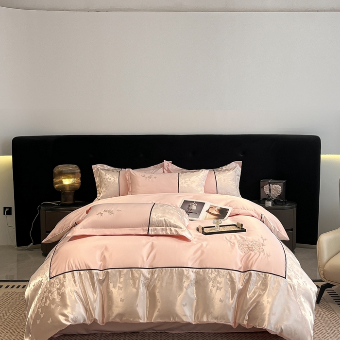 91家纺网 家纺一手货源 找家纺 金牛座家纺 2026新款金牛座细斜纹贡缎亮丝提花大拼角刺绣床盖四件套-缇娜系列 缇娜-浅粉