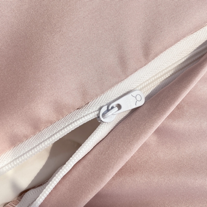 91家纺网 家纺一手货源 找家纺 金牛座家纺 2026新款金牛座细斜纹贡缎亮丝提花大拼角刺绣床盖四件套-缇娜系列 缇娜-浅豆沙