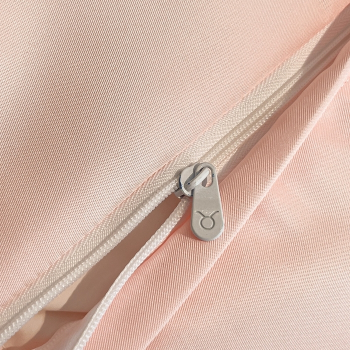 91家纺网 家纺一手货源 找家纺 金牛座家纺 2026新款金牛座细斜纹贡缎亮丝提花大拼角刺绣床盖四件套-缇娜系列 缇娜-浅粉