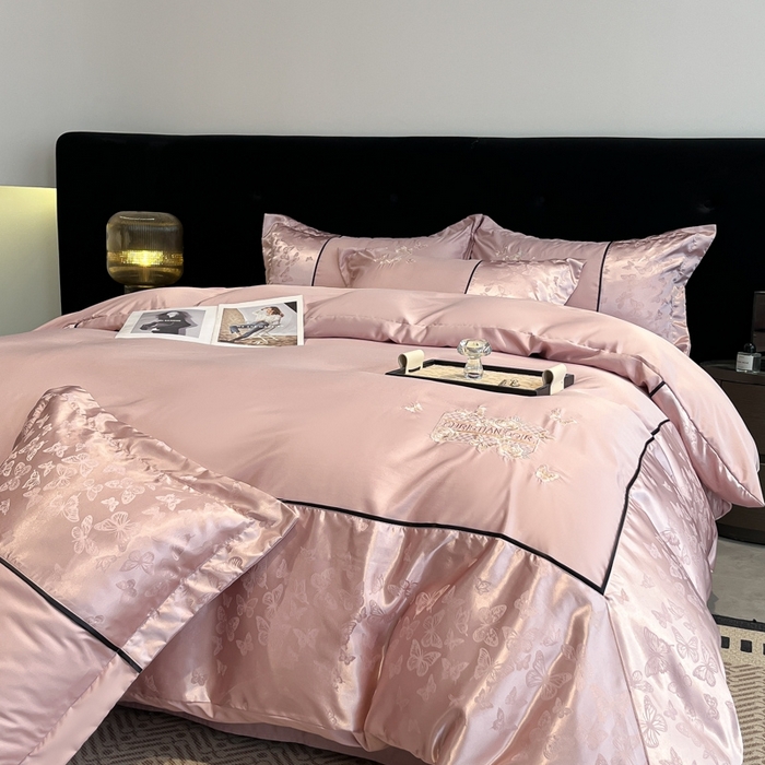 91家纺网 家纺一手货源 找家纺 金牛座家纺 2026新款金牛座细斜纹贡缎亮丝提花大拼角刺绣床盖四件套-缇娜系列 缇娜-浅豆沙