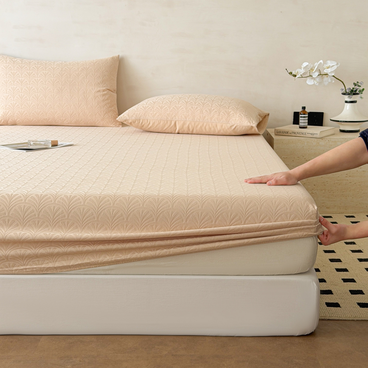 91家纺网 家纺一手货源 找家纺 眠博士 2026新款60S水洗立体提花床笠-场景二 床笠-杏影-卡其