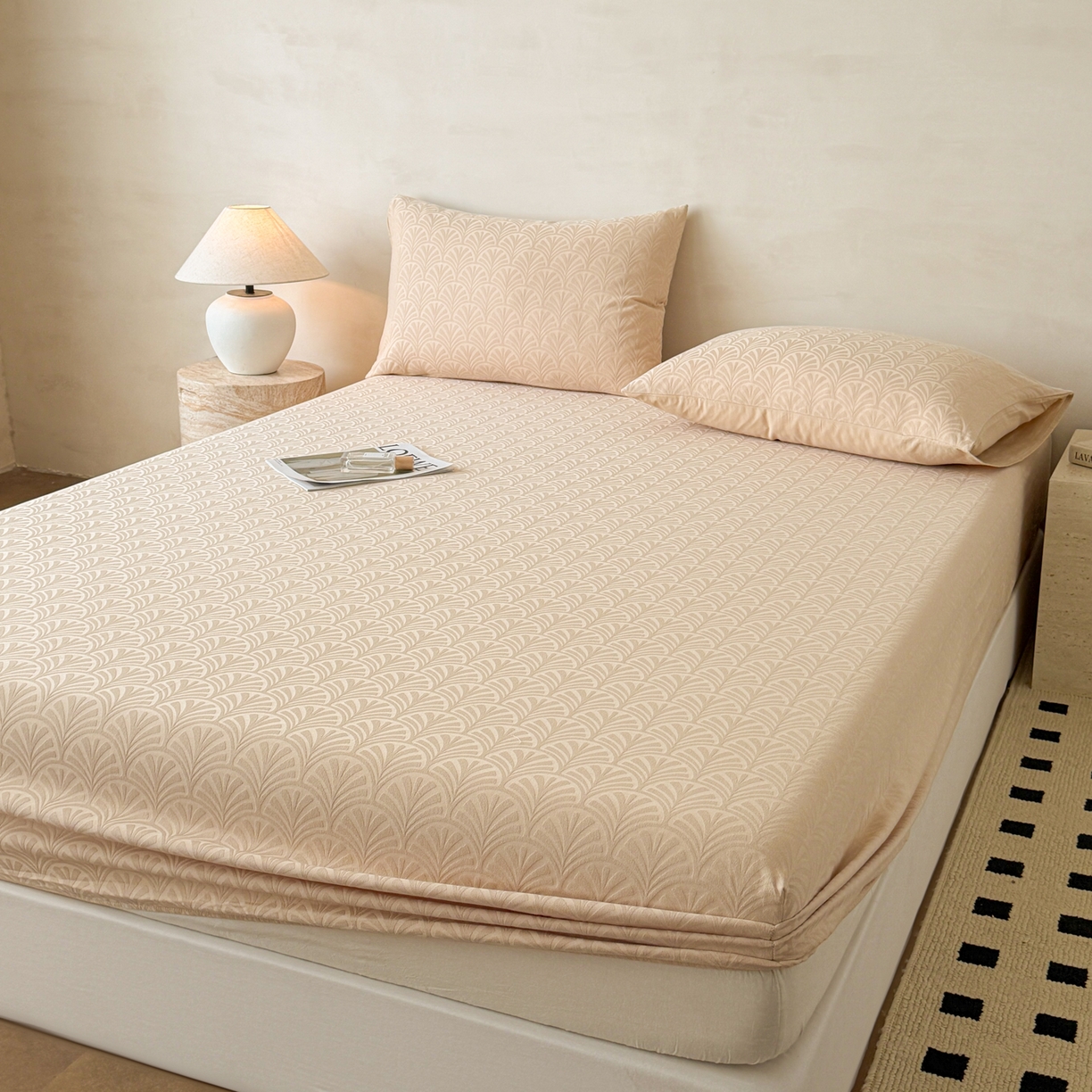 91家纺网 家纺一手货源 找家纺 眠博士 2026新款60S水洗立体提花床笠-场景二 床笠-杏影-卡其