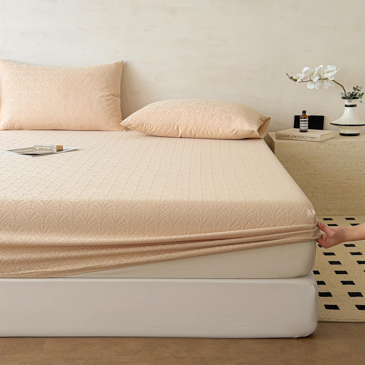 91家纺网 家纺一手货源 找家纺 眠博士 2026新款60S水洗立体提花床笠-场景二 床笠-杏影-卡其