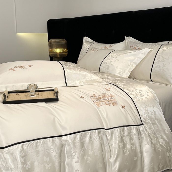 91家纺网 家纺一手货源 找家纺 金牛座家纺 2026新款金牛座细斜纹贡缎亮丝提花大拼角刺绣床盖四件套-缇娜系列 缇娜-奶白