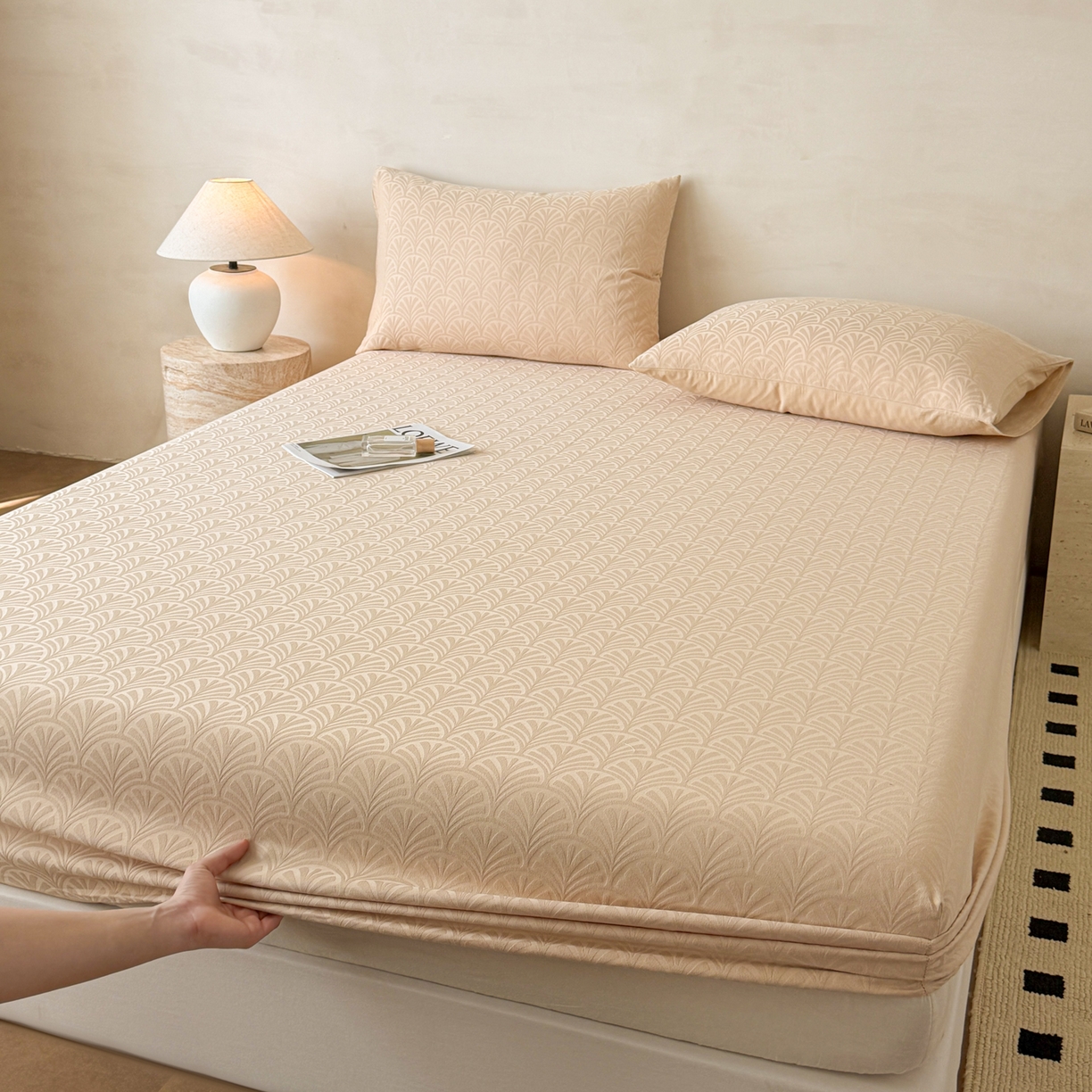 91家纺网 家纺一手货源 找家纺 眠博士 2026新款60S水洗立体提花床笠-场景二 床笠-杏影-卡其