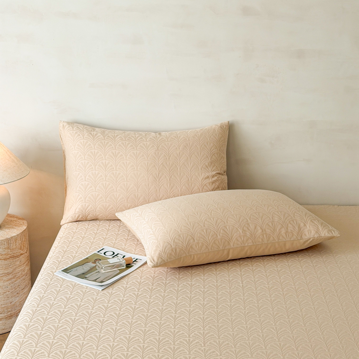 91家纺网 家纺一手货源 找家纺 眠博士 2026新款60S水洗立体提花床笠-场景二 床笠-杏影-卡其