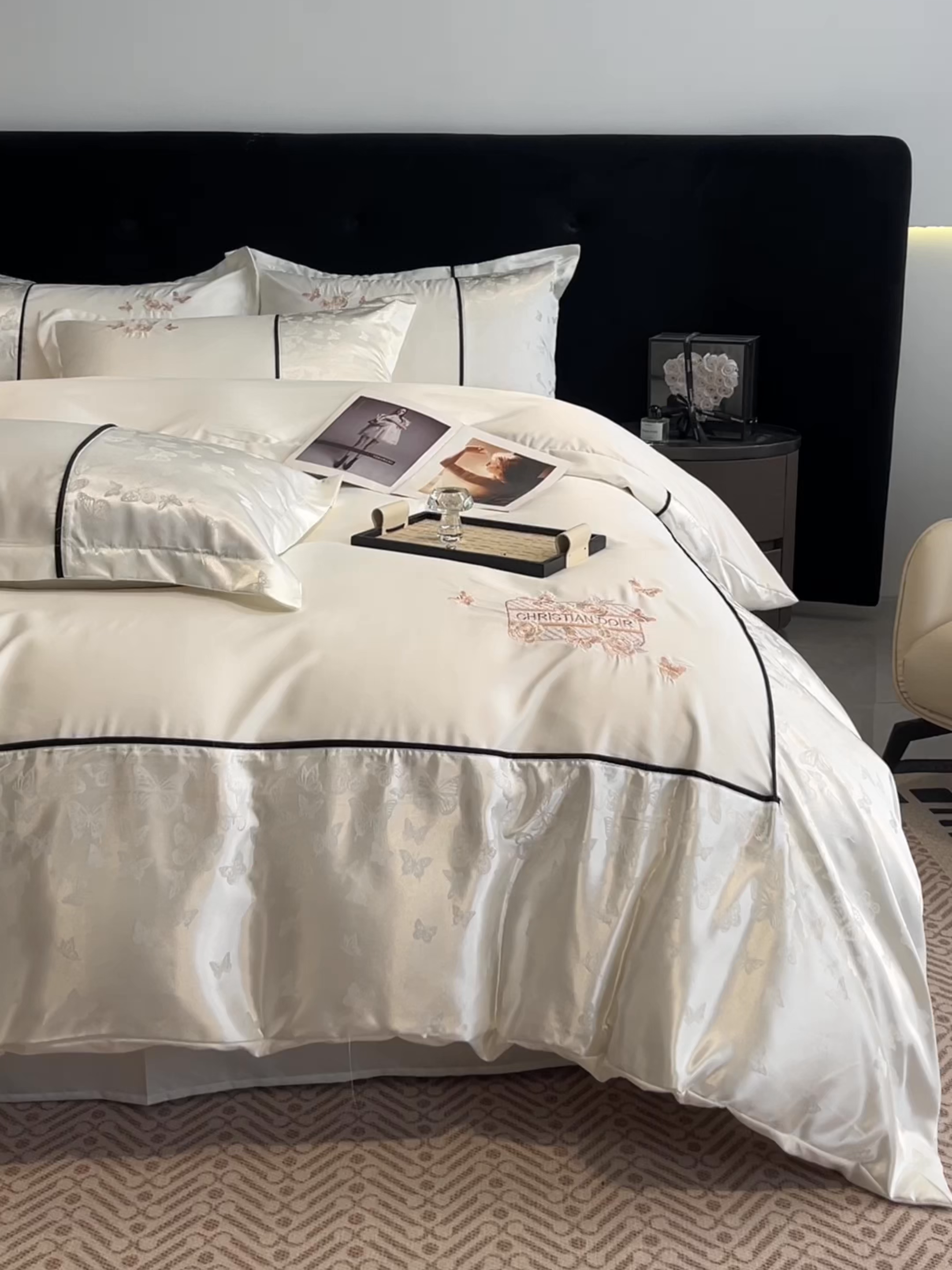 91家纺网 家纺一手货源 找家纺 金牛座家纺 2026新款金牛座细斜纹贡缎亮丝提花大拼角刺绣床盖四件套-缇娜系列 缇娜-奶白