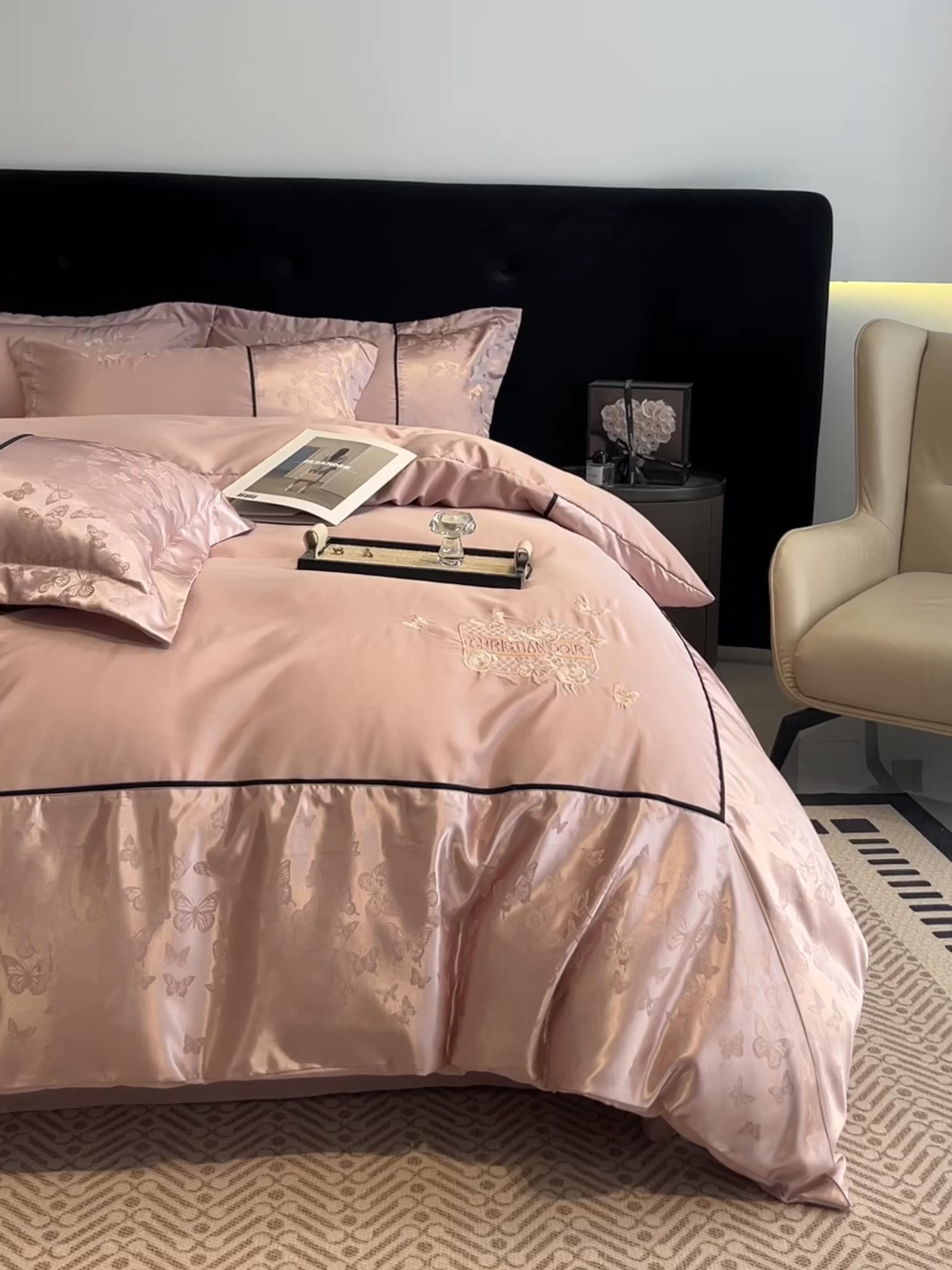 91家纺网 家纺一手货源 找家纺 金牛座家纺 2026新款金牛座细斜纹贡缎亮丝提花大拼角刺绣床盖四件套-缇娜系列 缇娜-浅豆沙