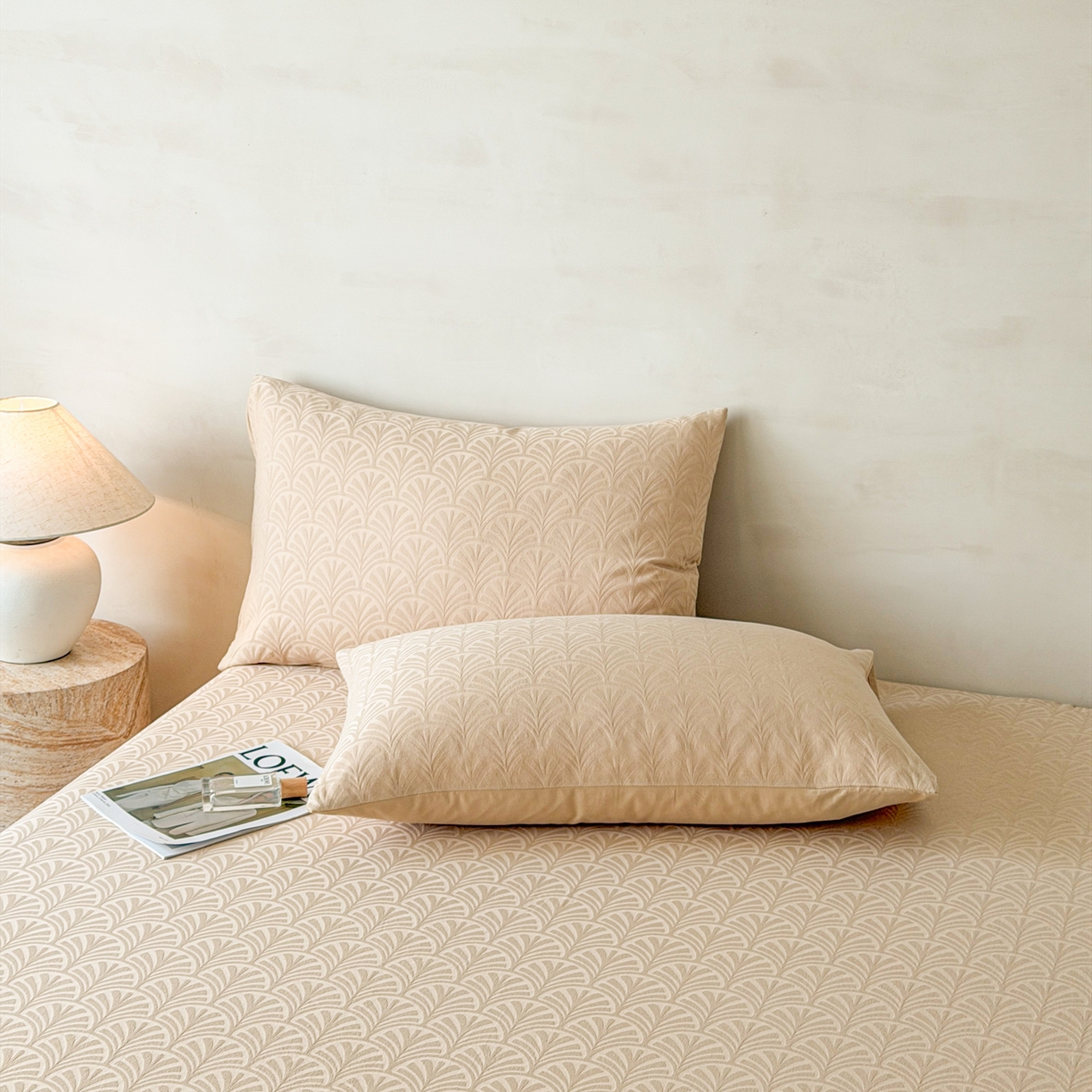 91家纺网 家纺一手货源 找家纺 眠博士 2026新款60S水洗立体提花床笠-场景二 床笠-杏影-卡其