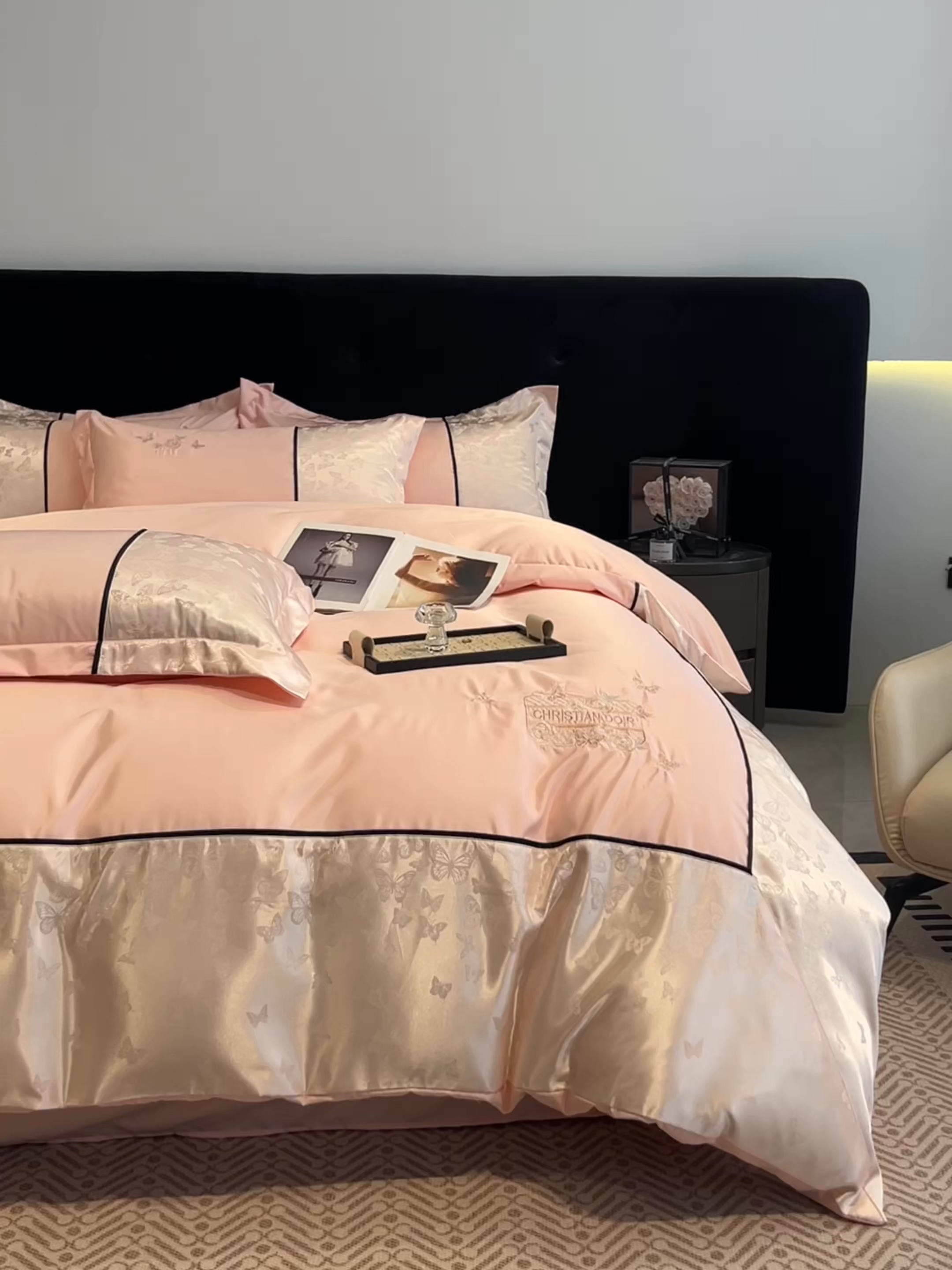 91家纺网 家纺一手货源 找家纺 金牛座家纺 2026新款金牛座细斜纹贡缎亮丝提花大拼角刺绣床盖四件套-缇娜系列 缇娜-浅粉