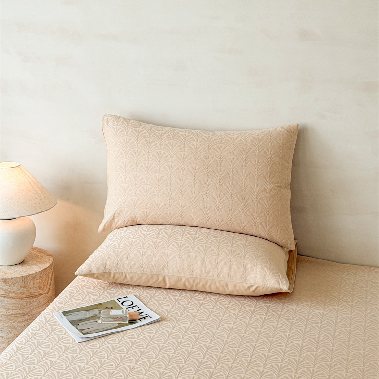 91家纺网 家纺一手货源 找家纺 眠博士 2026新款60S水洗立体提花床笠-场景二 床笠-杏影-卡其