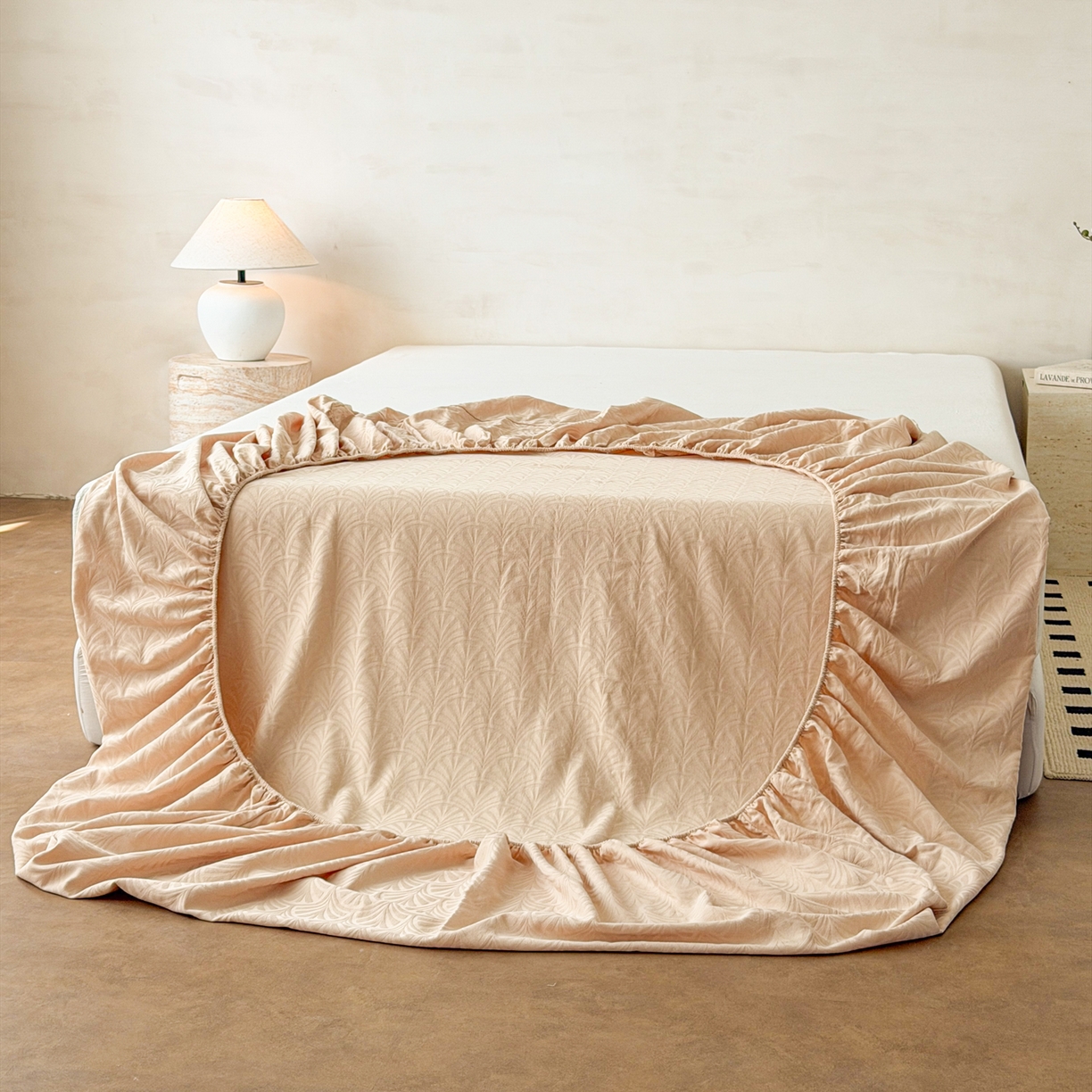 91家纺网 家纺一手货源 找家纺 眠博士 2026新款60S水洗立体提花床笠-场景二 床笠-杏影-卡其