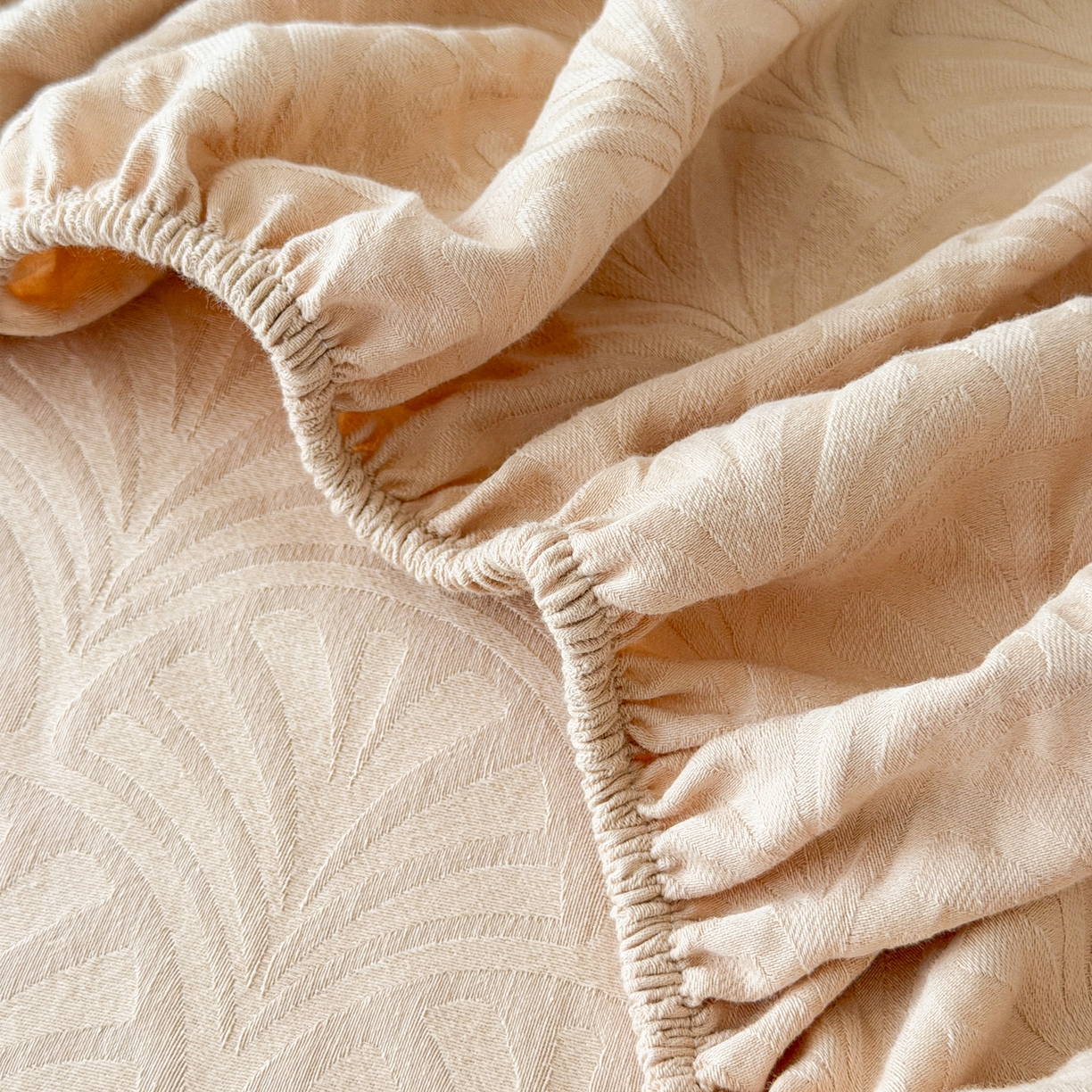 91家纺网 家纺一手货源 找家纺 眠博士 2026新款60S水洗立体提花床笠-场景二 床笠-杏影-卡其