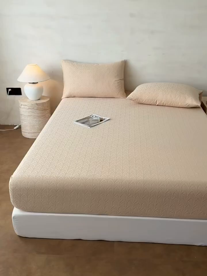 91家纺网 家纺一手货源 找家纺 眠博士 2026新款60S水洗立体提花床笠-场景二 床笠-杏影-卡其