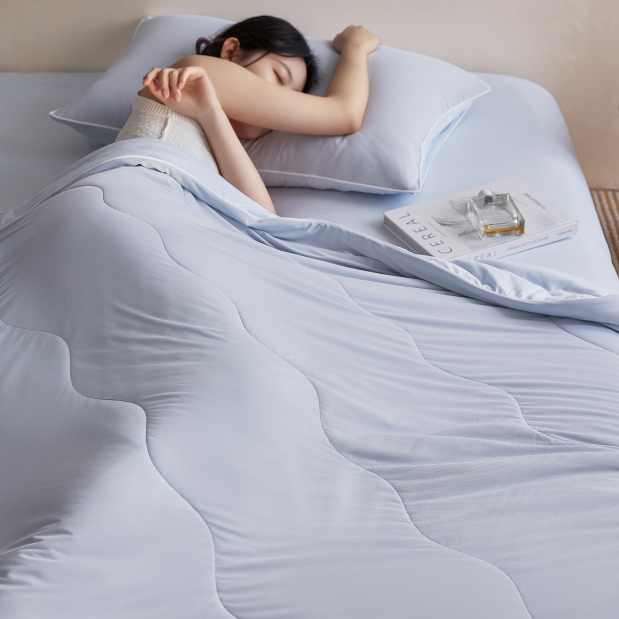 91家纺网 家纺一手货源 找家纺 丽笙被芯 2026新款冷暖深睡控温夏被夏凉被空调被 青空灰