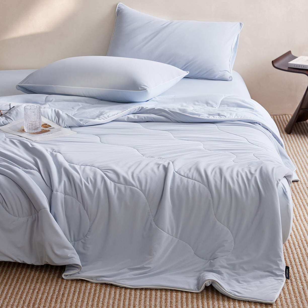 91家纺网 家纺一手货源 找家纺 丽笙被芯 2026新款冷暖深睡控温夏被夏凉被空调被 青空灰