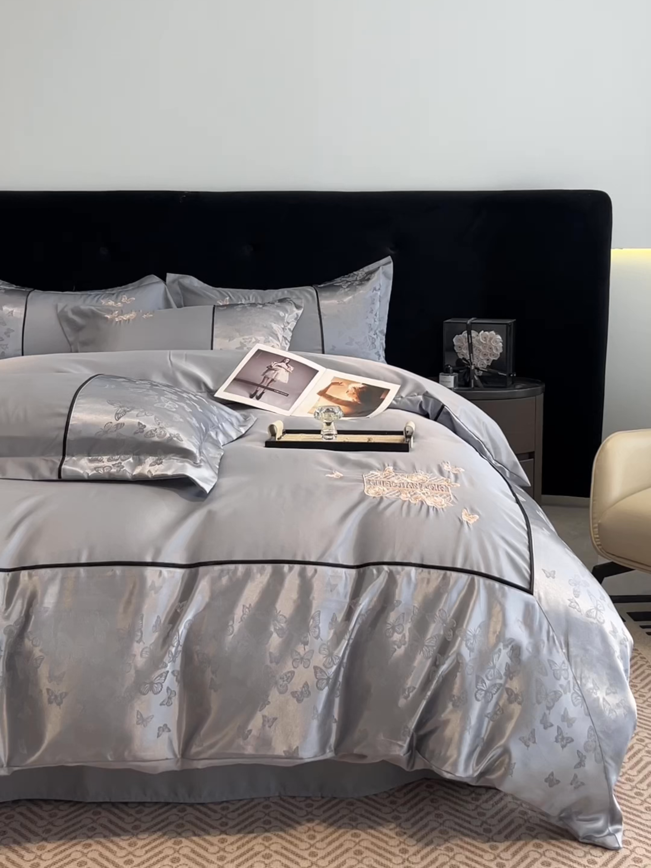 91家纺网 家纺一手货源 找家纺 金牛座家纺 2026新款金牛座细斜纹贡缎亮丝提花大拼角刺绣床盖四件套-缇娜系列 缇娜-灰