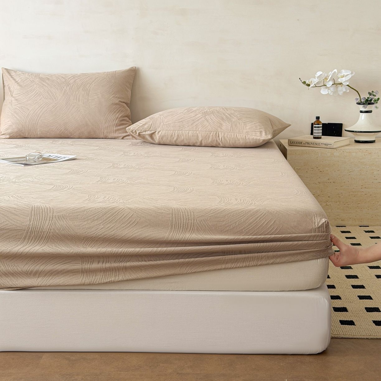 91家纺网 家纺一手货源 找家纺 眠博士 2026新款60S水洗立体提花床笠-场景二 床笠-月岛弥生-杏